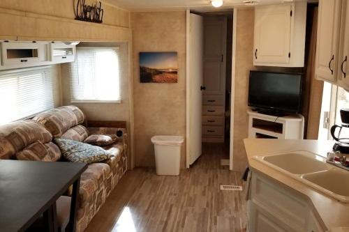 Crystal Camper 2 Bedroom Large RV w/Wooded Trail