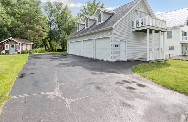 Crystal Lake Cozy 2 Bedroom Apartment - Sleeps 4 - Montcalm County