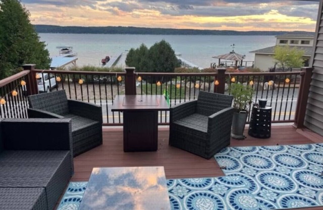 Crystal Lake frontage, fire pit, kayaks, paddle boards, beach hut, AC, Dog ok