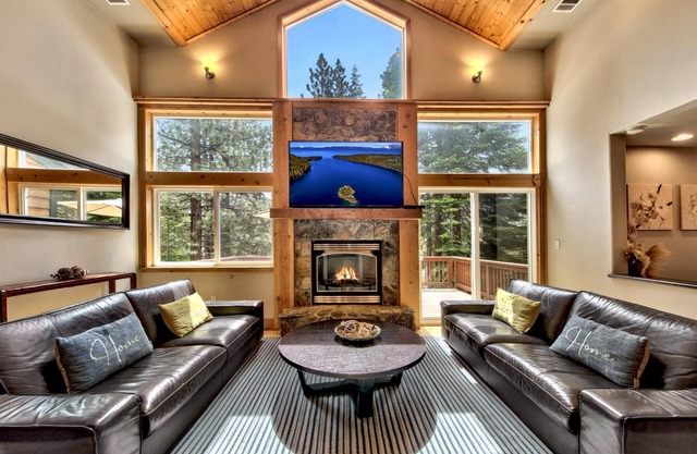 Crystal Pines Lodge - Hot Tub, Dogs Welcome, and More