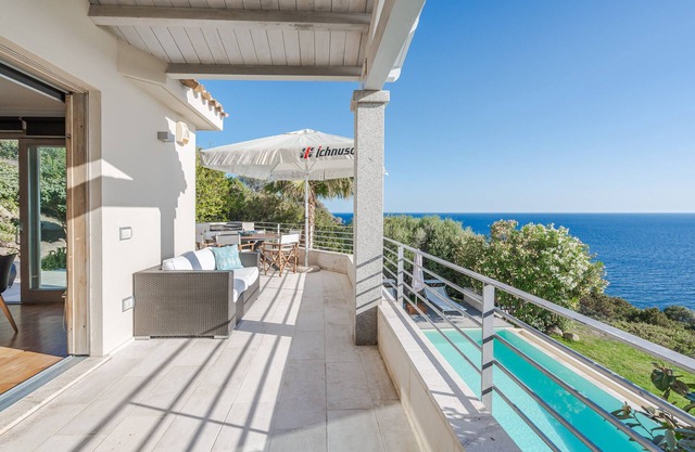CRYSTAL ROCK LUXORY VILLA ON THE SEA WITH HEATED POOL & 2 SUITES
