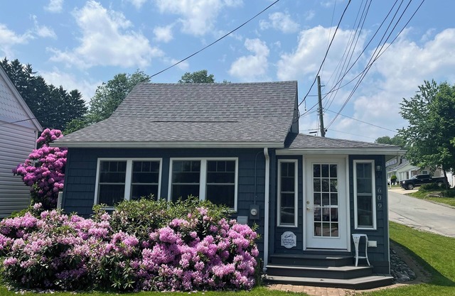 Crystal Springs Lakeside Cottage in Edinboro just steps from the lake!