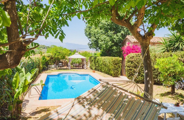 Cubo's Casa Rural El Nogal / piscina privada / jardines / ideal familias