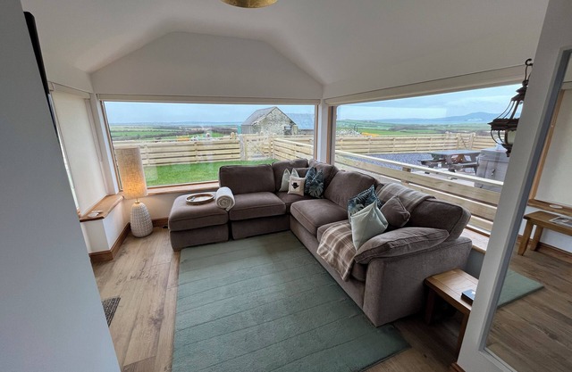 CUDDFAN, family friendly, character holiday cottage in Llanfachraeth