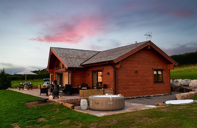 Cuddfan Lodge on a Gorgeous Private Lake
