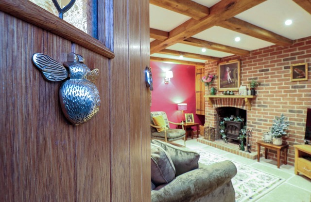 CURIOSITY COTTAGE, pet friendly, with open fire in Wendover