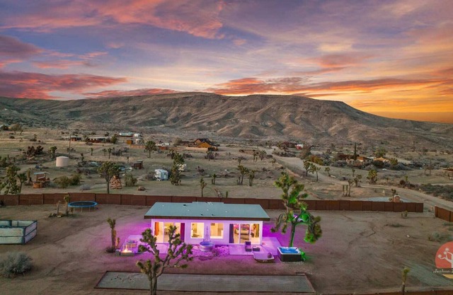 Curious Crib - Central Location, Cowboy Pool, Spa