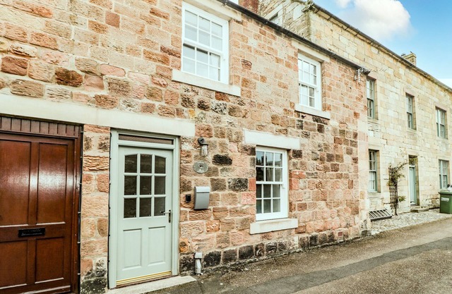 CURLEW COTTAGE, 2 FENKLE STREET, family friendly in Holy Island