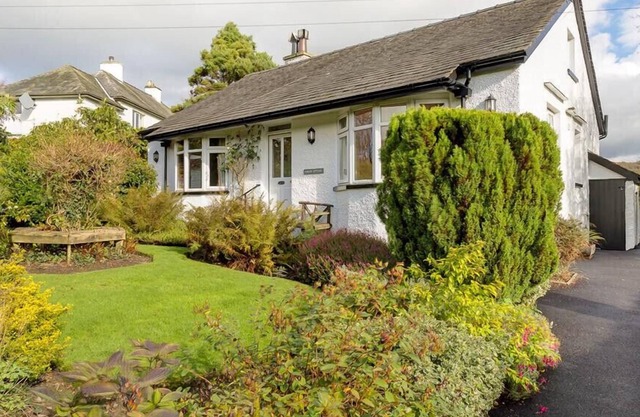 CURLEW COTTAGE, pet friendly, with open fire in Hawkshead