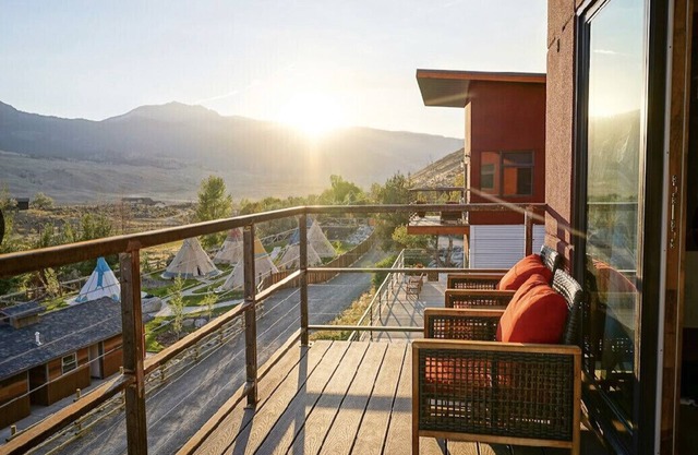 Custom 4 Bedroom Suite at Yellowstone Park. Three Decks w/ stunning views & BBQ!