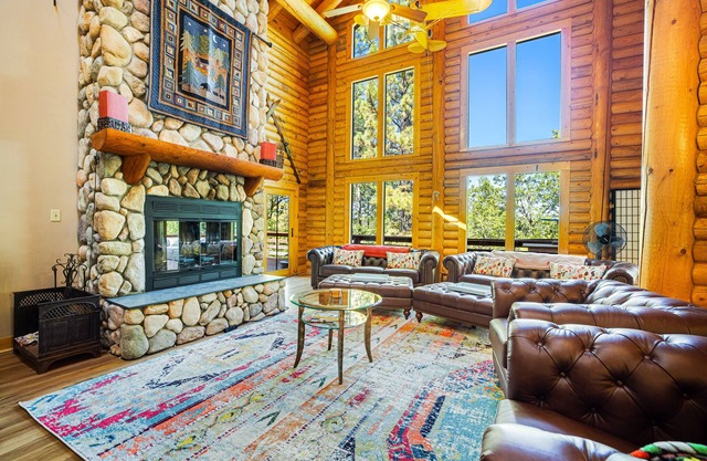 Beautiful Custom Built Log Cabin W/ Views of Trees & Wildlife, Free WiFi & Deck