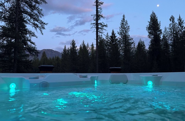 Custom built West Glacier cabin with Hot tub.