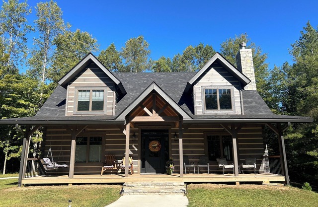Custom Cabin Retreat - 5 star reviews Brand new hot tub!