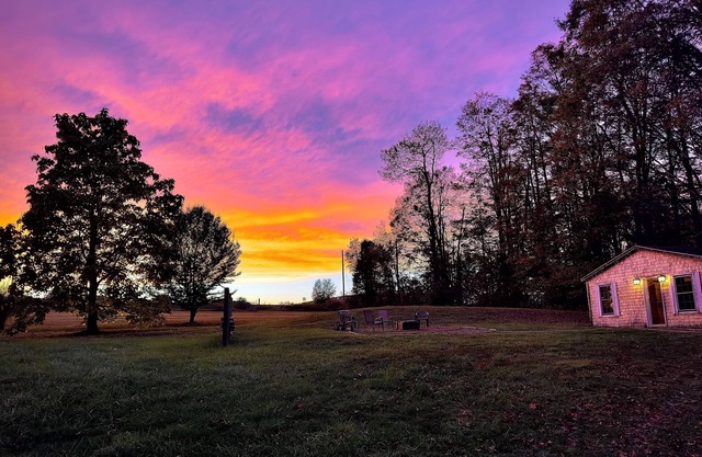 Romantic getaway or family fun, packed w/amenities - mins from dozens of trails