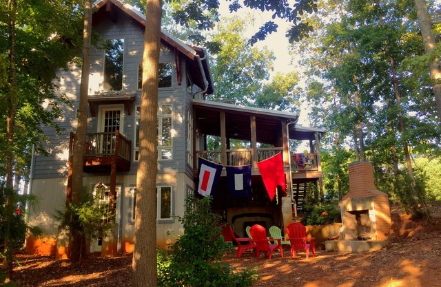 Cottage personnalisé sur le lac Norman, nouvelle construction, escapade moderne et privée pour deux