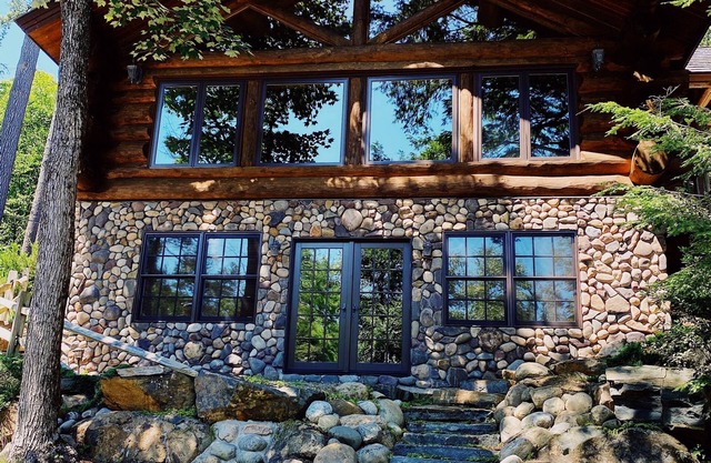 Personnalisé vue sur le lac maison en bois rond à 100 pieds du bord de l'eau