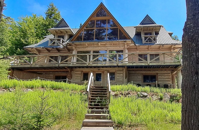 Lodge personnalisé au bord du lac avec bain à remous privé, salle de jeux et tonnes d'espace!