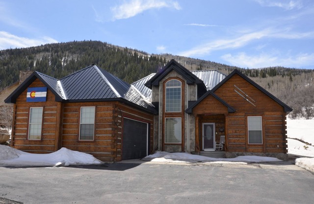 Chalet en bois rond personnalisé niché dans la station de ski de Powderhorn. Idéal en hiver ou en été.