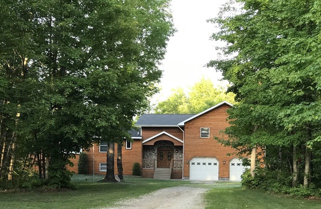 Maison de bois massif personnalisé avec grand jeu Rm, 5 chambres, bar, poids Rm!