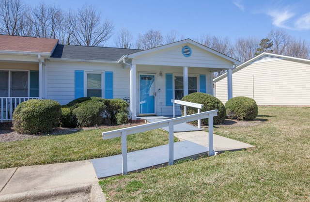 Cute 1 Level townhome close to HPU / Furniture mkt