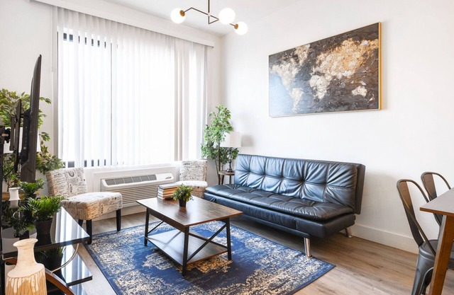 Cute 1BR Next to Airport 4279