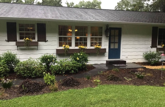 Cute 2 bedroom cottage with big closed in screen porch