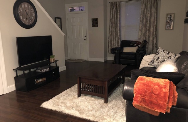 Cute 2 bedroom Townhome- 10 min from downtown Charlotte