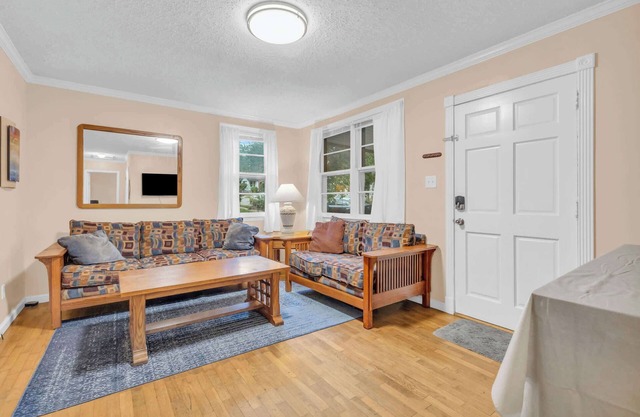 Cute 3/1 Bungalow Close to Downtown