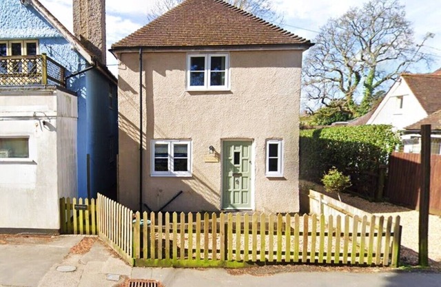 Cute 3-bedrm cottage, central village location, 5 mins walk from station