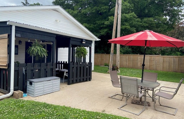 Cute 2-bedroom home sleeps 11. WiFi. Branson & Stockton Lake nearby