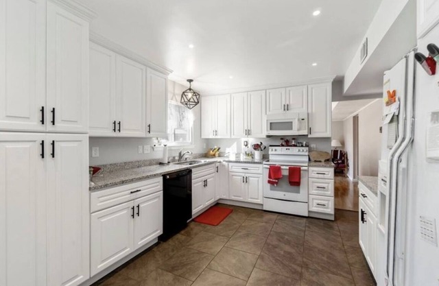 Cute 4 bed / 2.5 bath Home w/ Pool - Sleeps 12! 30 night min