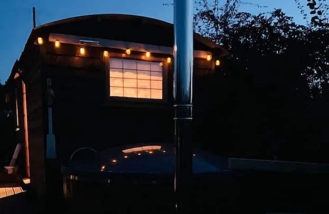 Cute and cosy Shepard hut with wood fuel hot tub