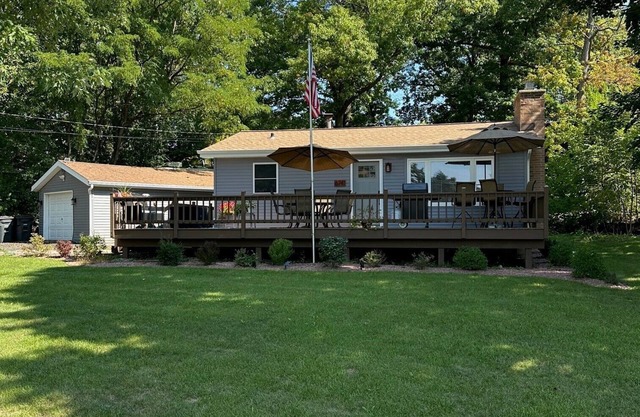 Cute and Cozy Cottage by the Lake! Kayaks! Paddleboard! HUGE Deck w/ Great Views
