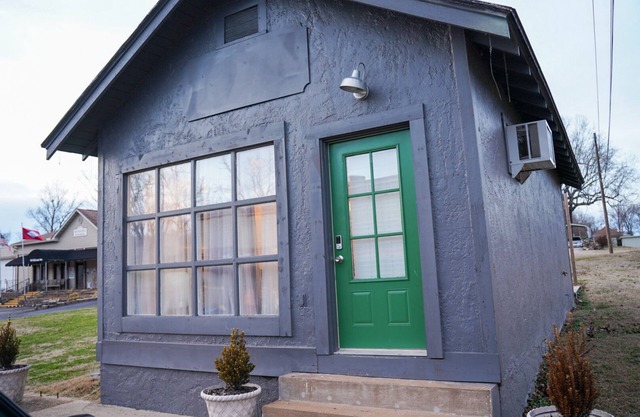 Cute and Cozy, pet friendly home in downtown Cotter!