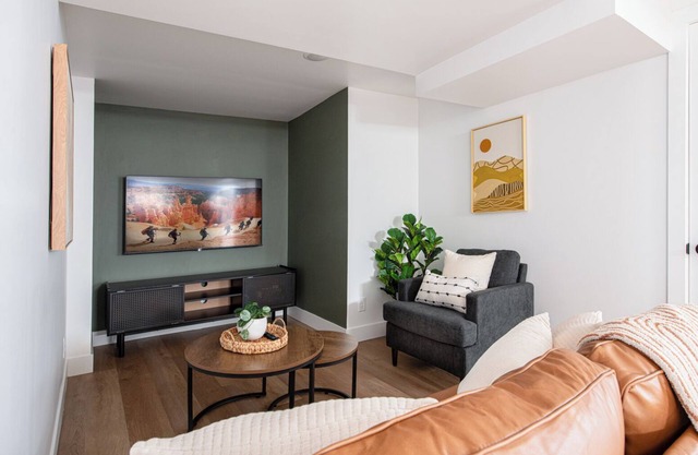 Brick Haven Apt: Cozy Downtown Basecamp to National Parks + Brian Head