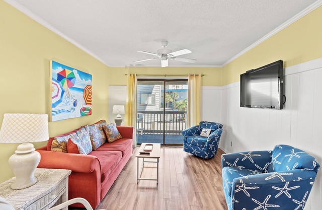 Cute beachy condo, across the street from beach + Free Attraction Tickets!