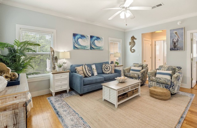 Une chambre à l'étage condo au Purple Parrot Village Resort par Perdido Key Resort Management
