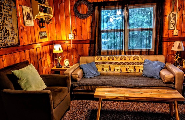 Cabin mignon disponible en St. Helen, les sentiers de VTT appellent votre nom! Reserve maintenant!
