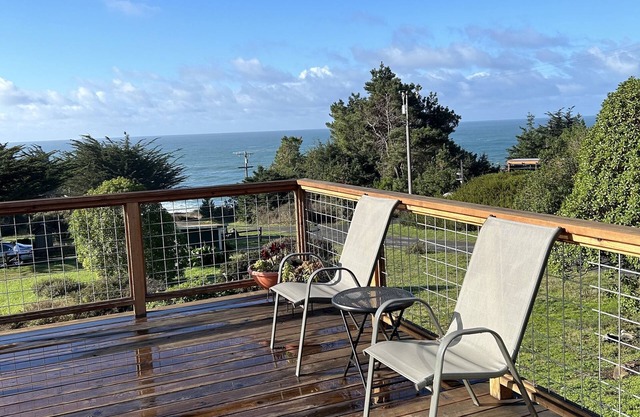 Cozy Coastal Cottage with stunning views!