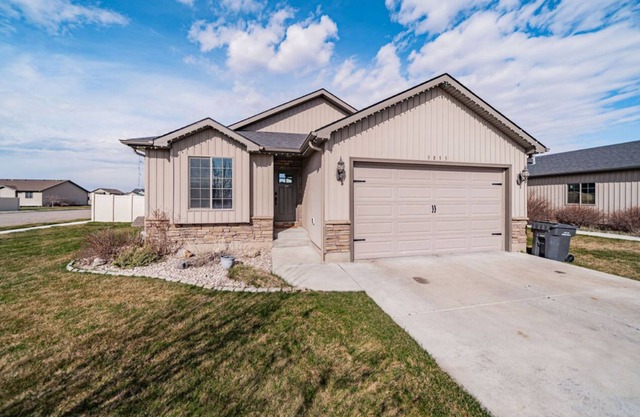 Cute Comfy 4-bedroom home W/ Hot tub!!