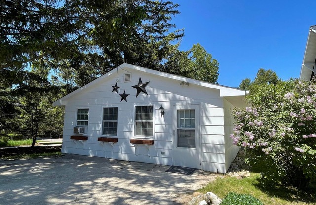 Cute Cottage - Center of the Door Peninsula - Pet Friendly!