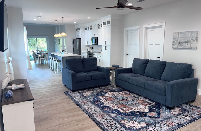 New build. Near sports complex/OWA/beaches/shopping/restaurants. King bed!