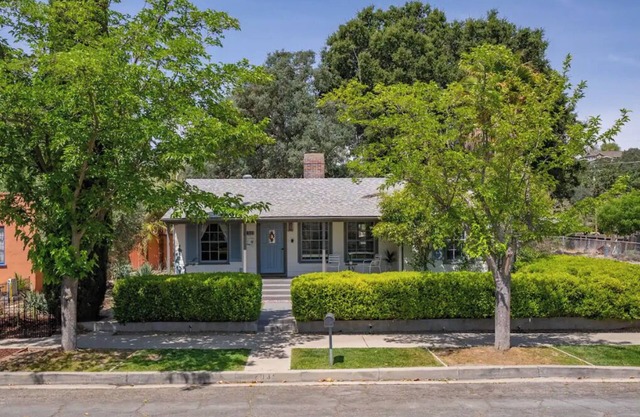 Cute Cottage Close to Downtown! w/Firepit