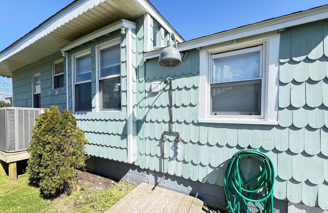 Cute cottage near the boardwalk & bay with patio, outdoor shower, & kitchenette