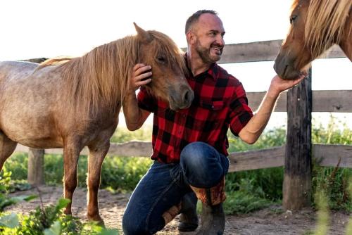 Cute Cottage on Working Farm for Farmstay Glamping Getaways to Virginia - Perfect for Animal Lovers