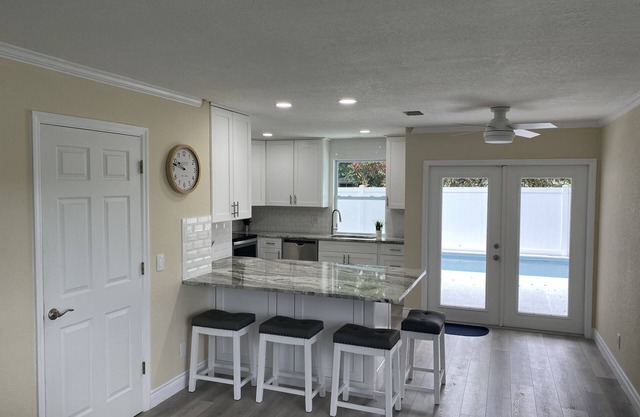 Cute Cottage with pool, 7 minutes 2.1 miles to Vero's Best Beach, Pet Freindly