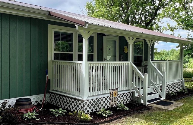 HOT TUB, CLEAN, COZY & CLOSE to FCF State Park! Pet friendly and nightly rental