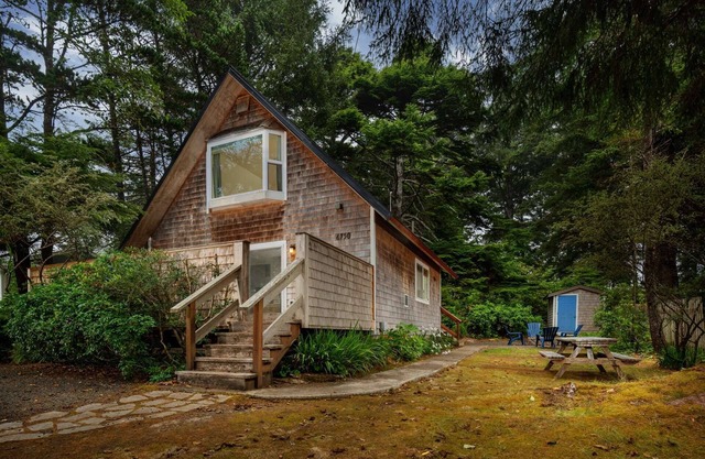 Récemment rénové Plan d'étage ouvert Cottage 2-3 Min à pied de la plage avec Jacuzzi Foyer dans un cadre boisé