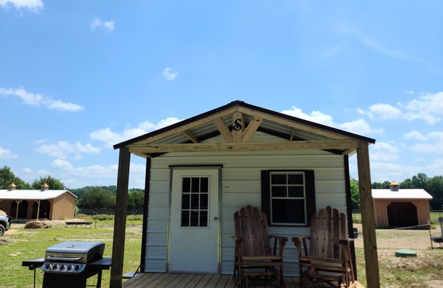 Cute & Cozy Cabin w/ horses