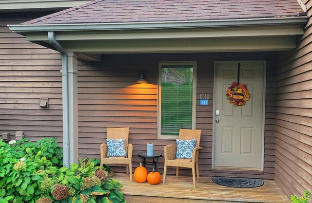 King bed, Peaceful, Wood Fireplace, Near Spa, Golf, Trails